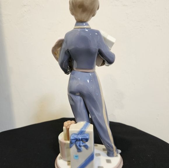 Lladro Porcelain Figurine "Bellhop Special Delivery" - Picture 8 of 9